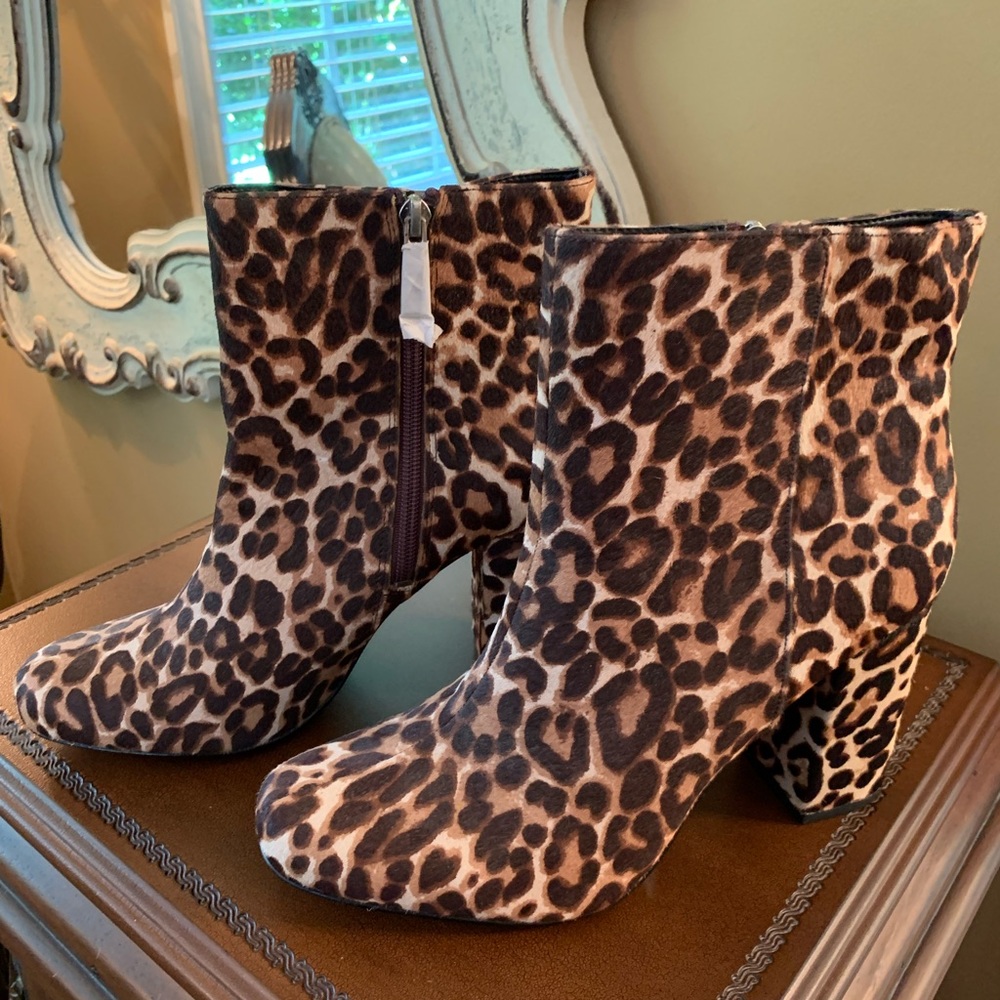 Charles David  leopard faux fur booties size 10